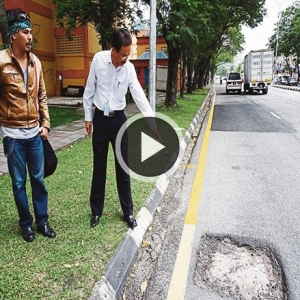 Jalan Berlubang Macam Kolam, Kalau Jatuh Memang Terlentang