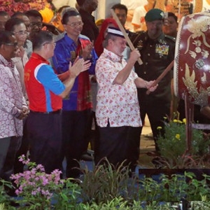 Sultan Johor Mencemar Duli Ke Pesta Chingay 2016!