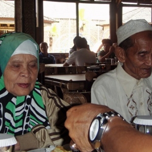 Kenapa Perlu Bagi Duit Gaji Pada Mak Ayah Walaupun Sikit?