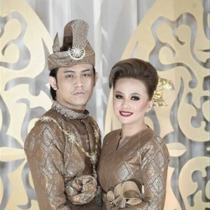 Sangat Cantik! Songket Gangsa Pilihan Akim Dan Stacy Di Majlis Resepsi