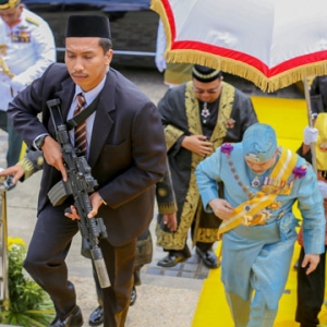 Gambar Sultan Kelantan Bersama Pengawal Bersenjata Mula Viral