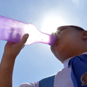 Musim Panas : Banyakkan Minum Air Putih, Minuman Isotonik Elak Dehidrasi