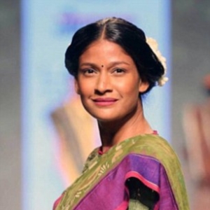 Seksinya Supermodel India Catwalk Walaupun Hamil