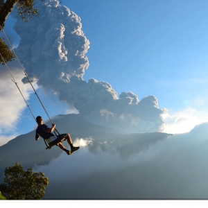 Berayun Pada Buaian Tertinggi Di 'The Treehouse' Sambil Lihat Gunung Berapi