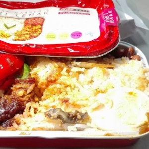 Sabotaj Ke? Nasi Lemak 'Cicak' Dihidang Dalam Pesawat AirAsia