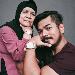 Sempoi! Viral Posing Ibu Dan Anak Ini Tak Nak Kalah