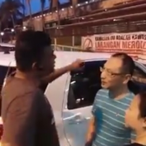 [Video] Lagi Parkir Di Zon OKU, Lelaki Ini 'Basuh' Pasangan Singapura