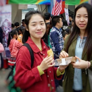 Berebut Orang Di China Beli Karipap 'The Mamak Stall' Milik Rakyat Malaysia