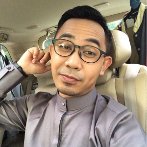 Netizen Kutuk Hafiz Hamidun Terbit Buku Letak Penuh Gambar 'Selfie'