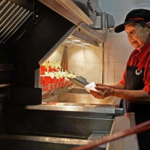 Jom Kenali Nenek Tertua Yang Masih Bekerja Di Mcdonald Singapura