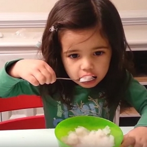 Kelakar! Video Bila Budak Perempuan Terkena 'Brain Freeze' Ketika Makan Aiskrim