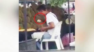 Jampi Serapah! Video Peniaga Meludah Pada Durian Jadi Viral