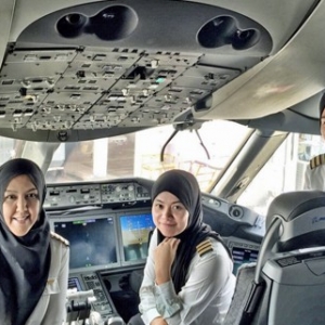 Salut! Tiga Juruterbang Wanita Ini Pandu Pesawat 787 Royal Brunei Ke Jeddah