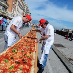 Pecah Rekod Dunia, Piza Dihasilkan Sepanjang 2 km!