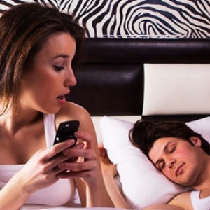 Wajarkah 'Dibuang Negara' Atas Kesalahan Membaca Telefon Bimbit Suami?