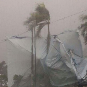 [Foto & Video] Cermin Di Sebuah Pasaraya Pecah! Ribut Kuat Landa Perlis