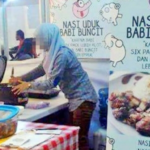 Muslimah Yang Bekerja Di Kedai Nasi Uduk Babi Buncit Dipecat Selepas Dikritik