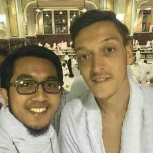 Pemain Bola Sepak Arsenal F.C, Mesut Ozil Tunai Umrah Di Tanah Suci