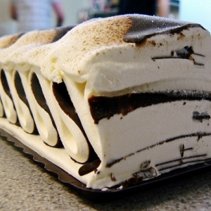 Fuh! Meleleh Air Liur Tengok Kek Ais Krim Viennetta Ini Dihasilkan