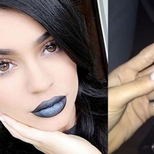 Kylie Jenner Dengan Lipstik Terbaharunya, Hitam Menggiurkan!