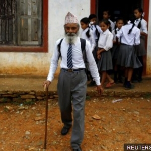 Warga Emas Nepal Berusia 68 Tahun Kembali Ke Sekolah