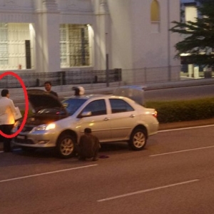 Tindakan Pekerja Hotel Ini Beri Makanan Berbuka Kepada Pemilik Kereta Rosak, Dipuji