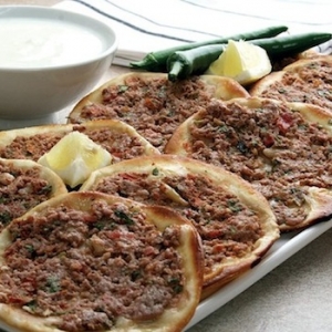 Sfiha, Pizza Daging Dari Arab Yang Sangat 'Ohsem'!