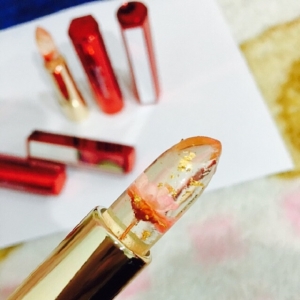 Kena Ada Satu! Lipstik Lutsinar Dengan Bunga di Dalamnya