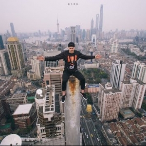 Idea Gila Lelaki Ini Panjat Menara Tertinggi Shanghai Tanpa Peralatan Keselamatan