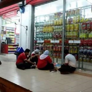 Majikan Tidak Sedia Tempat, Pekerja Berbuka Puasa Di Kaki Lima?