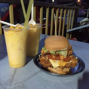 Gerai Ini Diserbu Kerana Jual Burger Ayam Dan Jus Mangga Dengan Harga Murah