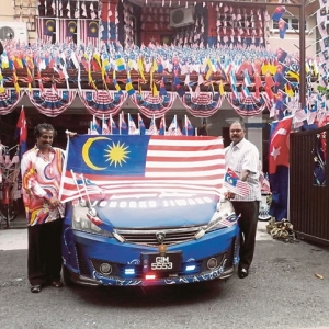 Lelaki Pacak 3,000 Bendera Sempena Merdeka