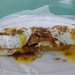 Sos Melimpah, Telur Goyang Antara Keunikan Di Gerai Roti John Ini