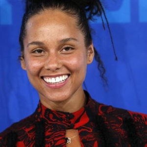 Berani Habis, Alicia Keys Tampil Tanpa Mekap Di MTV VMA 2016