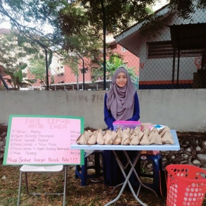 Graduan Tak Rasa Malu Jual Nasi Lemak Sementara Cari Kerja, Kini Gerainya Jadi Viral