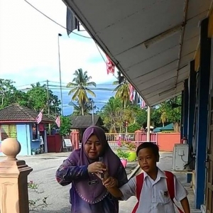 Kasihnya Seorang Cikgu, Berkejar Jemput Calon UPSR Ke Dewan Peperiksaan!