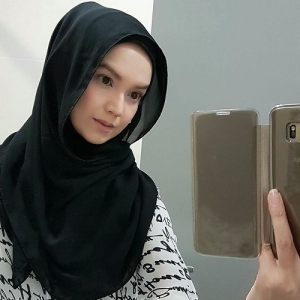 Peminat Samakan Wajah Faezah Elai Dengan Patung Berhijab