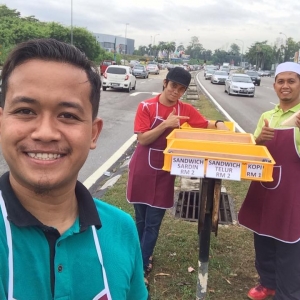 'Ustaz Kopi' Tak Malu Berniaga Di Tengah Lebuh Raya, Buat Ramai Terinspirasi