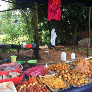 Gambar Peniaga Solat Tepi Gerai Dikongsi Hampir 7,000 Kali, Netizen Terkesan!