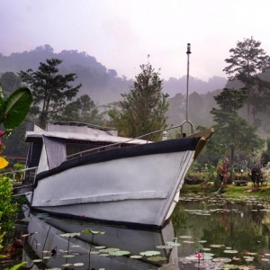 Pening Cari Lokasi Honeymoon? Sailor's Rest Beri Pengalaman Tidur Dalam Bot