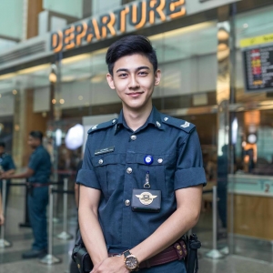 Changi Airport Memang 'Smart',  Sensasikan Polis Bantuan Yang Viral!