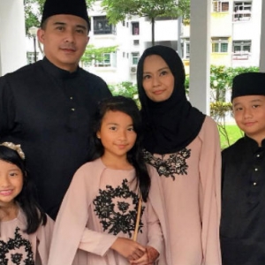 Tunai Umrah Kali Ketiga, Aaron Bawa Anak & Isteri