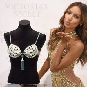 Model Victoria's Secret Beri Kejutan, Tampil Dengan 'Stretch Marks'!