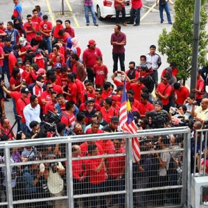 Jamal Yunos Ketuai Kumpulan Baju Merah 'Terjah' Ibu Pejabat Malaysiakini