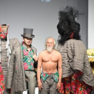 Mengalahkan Model 'Sado',  Atuk 80 Tahun Jadi Model 'Catwalk'