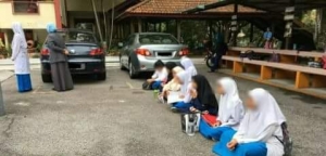 Pelajar Kena Duduk  Atas Tar  Sebab Datang Lewat Ke Sekolah Pun Jadi Isu?