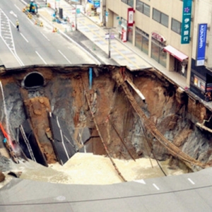 Lubang Benam Gergasi Seluas 20 Meter Di Fukuoka, Jepun Yang Menakutkan