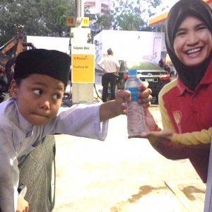 Pemilik Poster Gadis Pegang Botol Air Mineral Di Shell Mohon Maaf Jika Ada Yang Terkejut