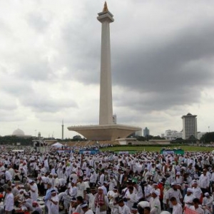 Lautan Muslim Berkumpul Di Jakarta Mahu Gabenor Dipenjara