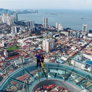 'Rainbow Skywalk' Di Bumbung KOMTAR, Tarikan Terbaharu Di Pulau Pinang